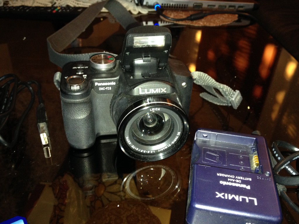 Продавам фотоапарат Panasonic FZ8 + 8gb sd card kingston + чанта